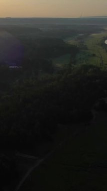 Yazın Sunrise 'da Oka Nehri, Meadow ve Forest. Rusya 'nın manzarası. Kırsal kesimde. Hava görüntüsü. Drone İleri Uçuyor, Eğil. Dikey Video