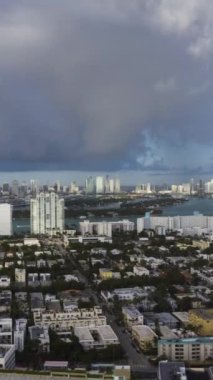 Miami Plajı 'ndan Urban Skyline ve Miami Downtown ve Stormy Sky. Kara Bulutlar. Hava Hızı Hızı, Zaman Hızı. ABD. Drone Yana ve Yukarı Uçuyor. Dikey Video