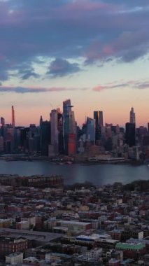 Manhattan şehir merkezinden Urban Skyline, Sunset 'ten Hoboken ve Hudson River. New York City, ABD. Hava görüntüsü. Drone İleri Uçuyor. Dikey Video