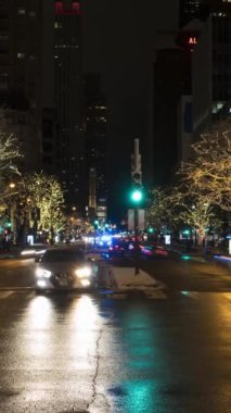 Chicago, ABD - 25 Ocak 2021: Kış Gecesi Şikago Muhteşem Mil 'de trafik. Zaman aşımı. Dikey Video