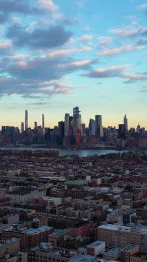 Şehir merkezi Manhattan Skyline, Hoboken ve Hudson River Sunset 'te. New York City, ABD. Hava görüntüsü. Drone Yana ve Yukarı Uçuyor. Dikey Video