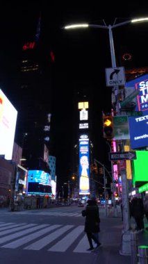 NEW YORK CITY, ABD - 23 HAZİRAN 2021: Coronavirus salgını sırasında Times Meydanı 'nda Gece Maske Giyen İnsanlar. Dikey Video