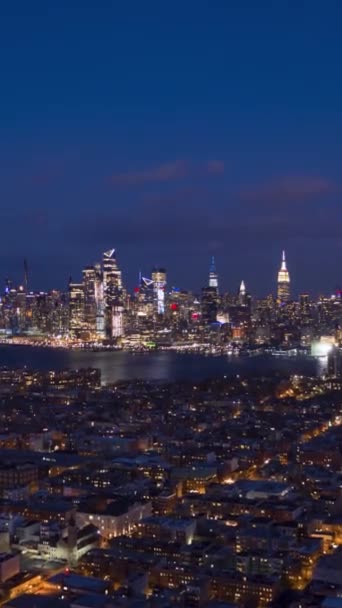 Verlichte Stedelijke Skyline Van Midtown Manhattan Hoboken Hudson River Nachts — Stockvideo