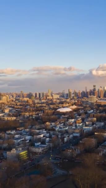 曼哈顿的天际线在阳光日 空中时光飞逝 超时光飞逝 美利坚合众国 泽西城的风景飞行员向前飞 垂直录像 — 图库视频影像