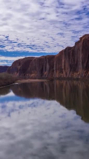 Rio Colorado Falésias Arenito Vermelho Dia Nublado Área Escalada Wall — Vídeo de Stock