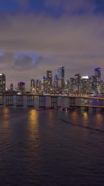 迈阿密黄昏时分 市区和Rickenbacker Causeway 蓝色一小时 城市景观 空中超速 时间超速 美国佛罗里达州 飞行员向前和向上飞去 垂直录像 — 图库视频影像