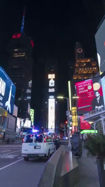 ニューヨークシティ アメリカ ジャンナリー 2021 タイムズスクエアの車の交通と人々 タイムラップス バーティカルビデオ — ストック動画