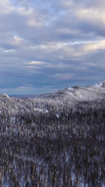 Otkliknoy Mountain Ridge Mitkiny Cliffs Kruglitsa Mountain Lasów Iglastych Pochmurny — Wideo stockowe