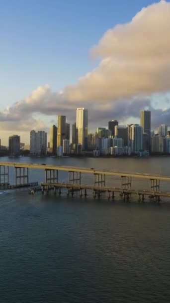 Miami Sunset City Downtown Rickenbacker Causeway Hora Dorada Urban Cityscape — Vídeo de stock
