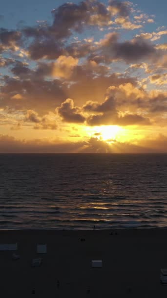 Miami Beach Ocean Clouds Sunrise Vue Aérienne Drone Flies Sideways — Video