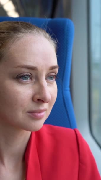Νεαρή Χαμογελαστή Καυκάσια Γυναίκα Κόκκινο Σακάκι Στο Κινούμενο Τρένο Στην — Αρχείο Βίντεο