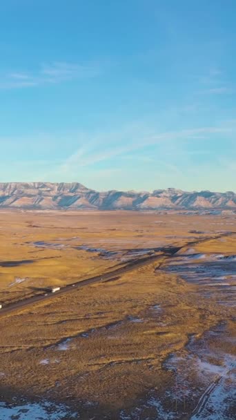Woestijn Weg Met Auto Bergen Bij Zonsondergang Winter Utah Usa — Stockvideo