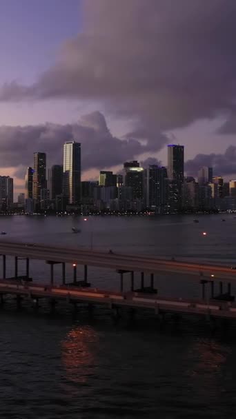 Miami Evening Twilight City Skyline Rickenbacker Causeway Hora Azul Urban — Vídeo de Stock