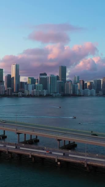 迈阿密日落的时候市中心和Rickenbacker Causeway 黄金时刻 城市景观 空中景观 美国佛罗里达州 无人机向上飞 垂直录像 — 图库视频影像