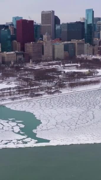 Urban Skyline Chicago Loop Frozen Lake Michigan Ice Lounge Winter — стоковое видео