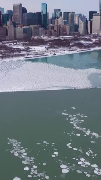 Wolkenkrabbers Van Chicago Loop Frozen Lake Michigan Met Ijsblokken Winter — Stockvideo