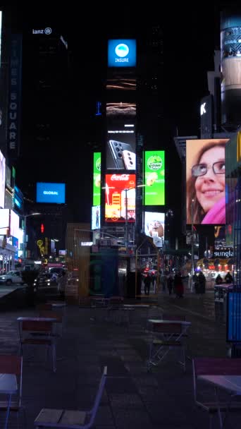 ニューヨークシティ アメリカ January 2021 タイムズスクエアで人と車の交通 垂直ビデオ — ストック動画