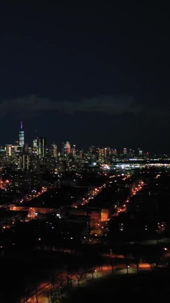 夜のニューヨークのマンハッタンのスカイライン アリアルビュー アメリカ合衆国 ジャージーシティからの眺め ドローン フライズ サイドウェイ バーティカルビデオ — ストック動画