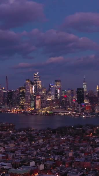 Iluminado Urban Skyline Midtown Manhattan Hoboken Hudson River Por Noche — Vídeos de Stock