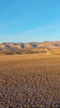 Kışın Sunset 'te çöl ve dağlar. Utah, ABD. Hava görüntüsü. Drone İleri Uçuyor. Dikey Video