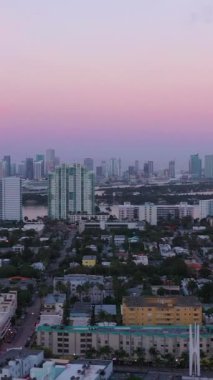 Miami Plajı 'ndan Urban Skyline ve Sabah Alacakaranlığı' ndan Miami Downtown. Mavi Saat. Hava görüntüsü. ABD. İnsansız hava aracı yandan uçuyor. Orta boy shot. Dikey Video