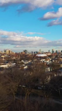 Güneşli bir günde New York, Manhattan 'ın silüeti. Hava görüntüsü. Amerika Birleşik Devletleri. Jersey City 'den görüntü. Drone Yana ve Yukarı Uçuyor. Dikey Video