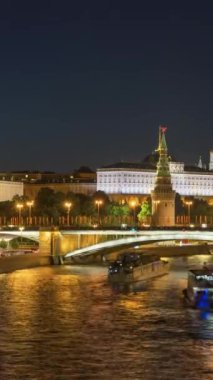 Moskova Kremlin 'i gece aydınlatmış. Gemiler ve Arabalar. Hareket Süresi Hızı. Çeviriyorum. Dikey Video