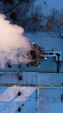 Chelyabinsk oblast, Rusya - 19 Kasım 2019: Kışın Termik Santral. Buhar veya Duman Emisyonu. Havadan Yukarıdan Aşağı Görünümü. Dikey Video