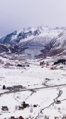 Kışın dağlar. Lofoten Adaları, Norveç manzarası. Hava görüntüsü. Drone İleri Uçuyor, Eğil. Şutu göster. Dikey Video