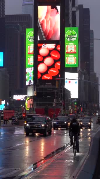 ニューヨークシティ アメリカ January 2021 タイムズスクエアでタイムズスクエアでマスクを着用する車の交通とサイクリスト バーティカルビデオ — ストック動画