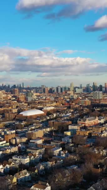 ニューヨークのマンハッタンのシティスケープ アリアルビュー アメリカ合衆国 ジャージーシティからの眺め ドローン フライズ サイドウェイ バーティカルビデオ — ストック動画