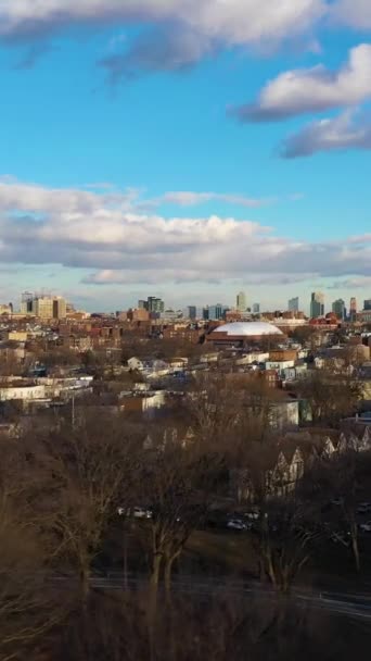 マンハッタンのスカイライン ニューヨーク 晴れた日に アリアルビュー アメリカ合衆国 ジャージーシティからの眺め ドローン フライズ サイドウェイと上向き バーティカルビデオ — ストック動画