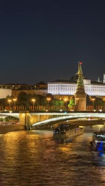 Moskova Kremlin Gece Aydınlatmış Gemiler Arabalar Hareket Süresi Hızı Çeviriyorum — Stok video