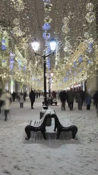 ロシアのMoscow December 2020 イルミネーションされたニコラヤ歩行者通りのタイムラップ 冬の夜を歩いている人たち クリスマス休暇 モスクワ ロシア 垂直ビデオ — ストック動画