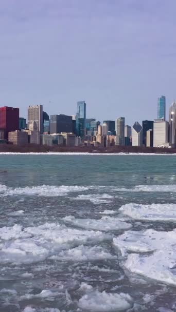 芝加哥环城的城市天际线和密歇根州的冰湖在冬季霜冻日结冰 空中景观 美利坚合众国 博士飞的西道 滑翔机低空射击 垂直录像 — 图库视频影像