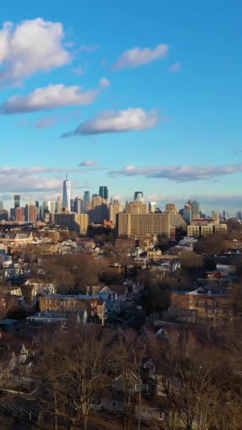 纽约曼哈顿的城市景观日 阳光日 空中景观 美利坚合众国 泽西城的风景飞行员向前和向上飞去 垂直录像 — 图库视频影像