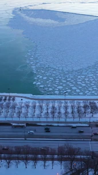 Road Frozen Lake Michigan Ice Frosty Winter Morning Inglês Tráfego — Vídeo de Stock