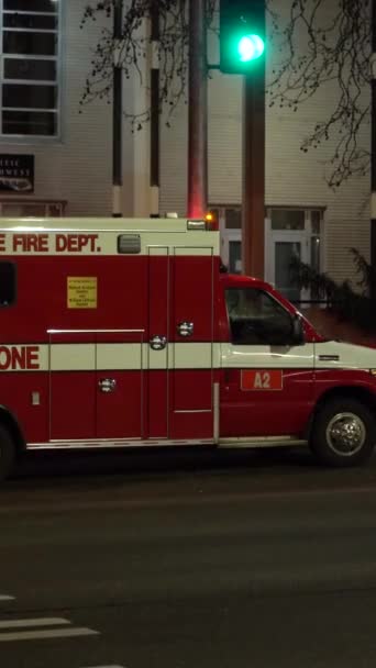 シアトル アメリカ フェイヴァルリー 2021 シアトル消防署 フラッシングライトと夜のメディカルワン救急車 バーティカルビデオ — ストック動画