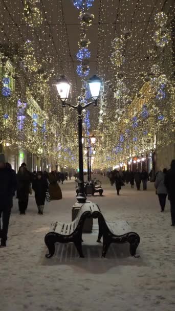 Moscow Ryssland December 2020 Belyst Nikolskaja Gågata Walking People Winter — Stockvideo