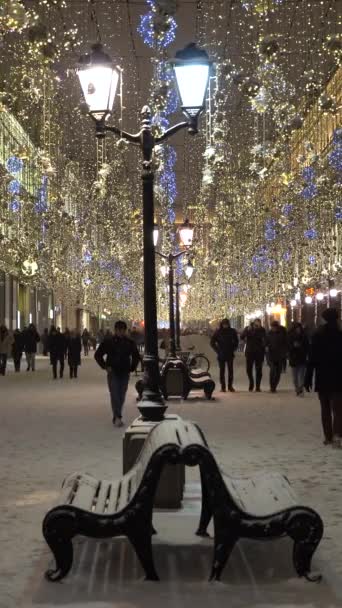 Moskau Russland Dezember 2020 Beleuchtete Nikolskaja Fußgängerzone Spaziergänger Winterabenden Weihnachtsferien — Stockvideo