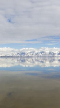 Büyük Satış Gölü ve Kar Kaplama Dağları. Utah, ABD. Zaman aşımı. Dikey Video