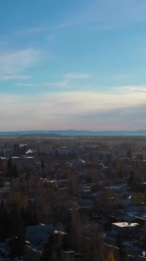 Fairbanks Şehir Merkezi, Sunny Winter Morning 'de. Alaska, ABD. Hava görüntüsü. Drone Yana ve Yukarı Uçuyor. Dikey Video