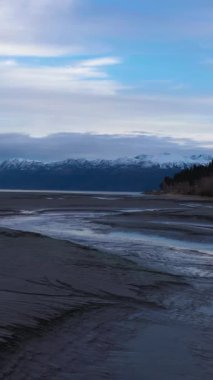 Sonbahar gününde River ve Snow-Capped Dağları. Alaska manzarası, ABD. Hava görüntüsü. İHA, Nehrin üzerinde yavaşça ileri doğru uçuyor. Kaypak Vuruşu. Dikey Video