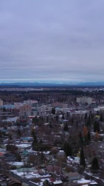 Bulutlu Kış Günü 'nde Fairbanks City' de. Alaska, ABD. Hava görüntüsü. Drone yörüngede. Dikey Video