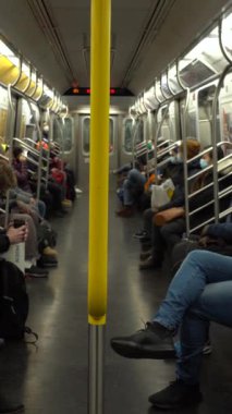 NEW YORK CITY, ABD - 21 HAZİRAN 2021: Coronavirus salgını sırasında metro treninde maske takanlar. Dikey Video