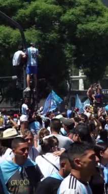BUENOS AIRES, ARGENTINA - 20 Aralık 2022: FIFA Dünya Kupası Katar 2022 'de Arjantin Ulusal Futbol Takımı Zaferi kutlamaları sırasında taraftarlar sokaklara döküldü. Dikey Video
