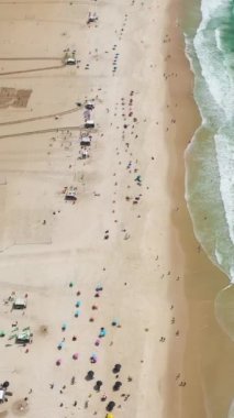 Güneşli bir günde Rio de Janeiro 'da. Copacabana Sahili ve Atlantik Okyanusu. Hava görüntüsü. Brezilya. Drone İleri Uçuyor. Yüksek açılı atış. Dikey Video