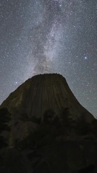 银河在魔鬼塔的夜晚 怀俄明州 美国时间流逝 垂直录像 — 图库视频影像