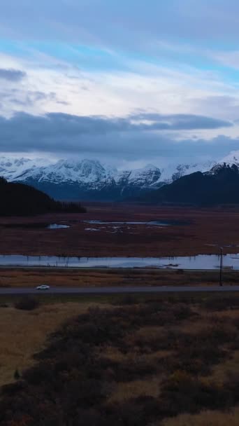 Röda Flatland Snötäckta Berg Och Sjöar Höstdagen Landskap Alaska Usa — Stockvideo