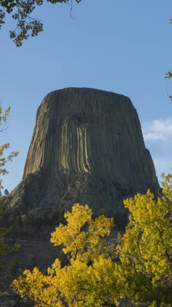 Diabły Tower Butte Żółte Drzewa Jesienią Wyoming Usa Czas Ucieka — Wideo stockowe